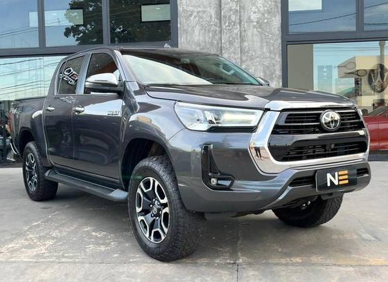 TOYOTA HILUX 2.8 D-4D TURBO DIESEL CD SRX 4X4 AUTOMÁTICO TOYOTA HILUX 2.8 D-4D TURBO DIESEL CD SRX 4X4 AUTOMÁTICO